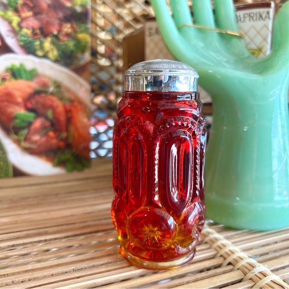 Vintage LE Smith Moon and Stars Spice Shaker Ruby Red Amberina Glows - Picture 1 of 5